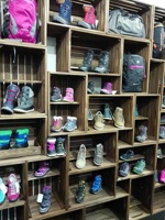 Alpine Pro ISPO vystavená obuv v regálech od JPL SKYWANDER